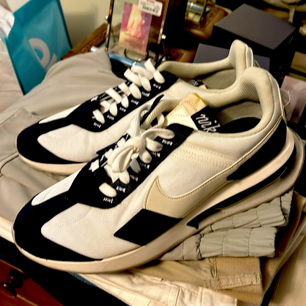 Nike size 12 waffle white/Navy